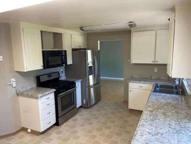 Building Photo - Beautifully Updated Home with Large Yard a...