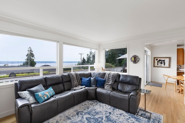 Building Photo - Renovated VIEW Kingston Home Near Ferry fo...