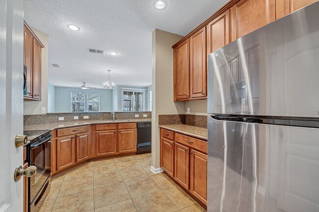 Building Photo - ***TWO WEEKS FREE*** Stylish 3BR Townhome with Garage & Walk-In Closet