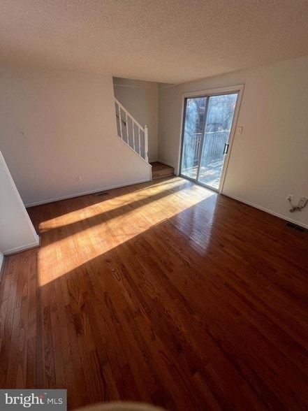 Building Photo - 405 Carnaby St