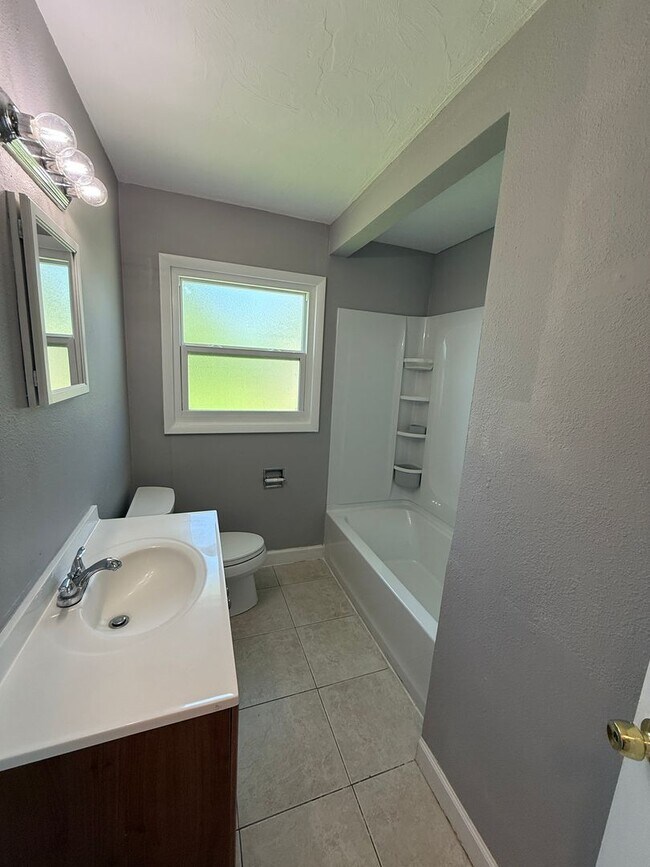 Building Photo - 3 Bedroom 2 Bath Single Family Home