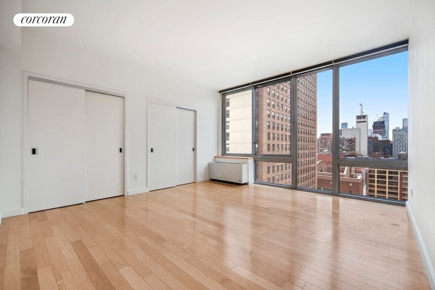 Building Photo - 225 W 60th St