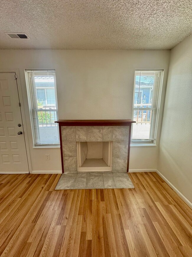 Building Photo - Updated 2 Bedroom with AC