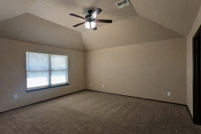 Building Photo - Comfort, Space & Flexibility – 3 Bed Home in Moore School District