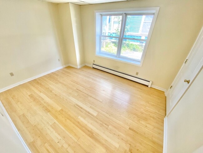 Building Photo - 3 Bedroom in Burlington: LAUNDRY, OFF STREET PARKING, STORAGE, FLEXIBLE LEASE DATES