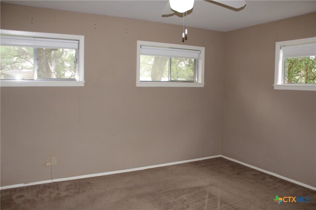Building Photo - 525 Beverly Ln