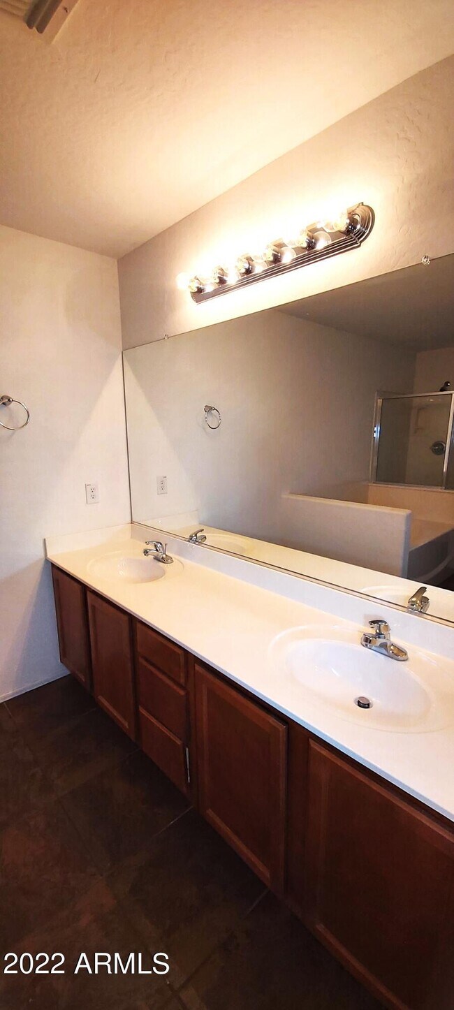 Building Photo - 518 W Black Hawk Pl