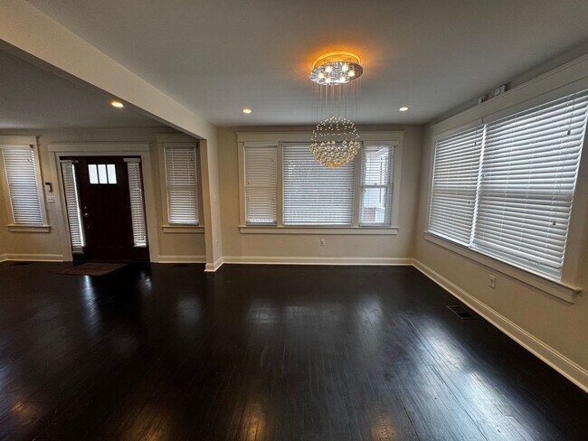 Building Photo - NEWLY RENOVATED EXPANSIVE 5BD 4BA BRIGHTWOOD HOME