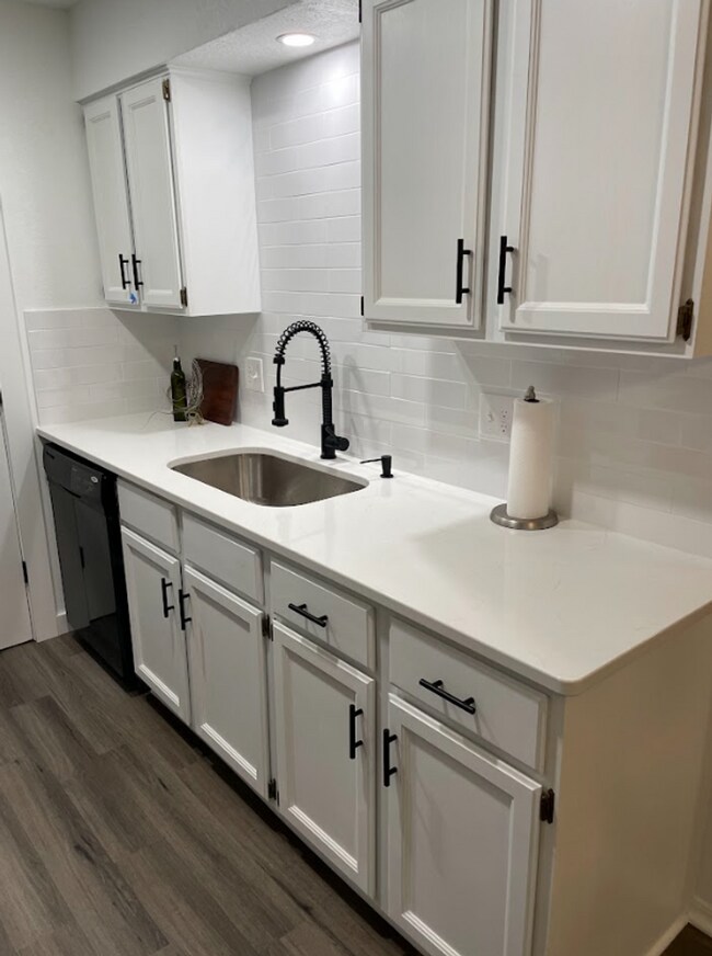 Building Photo - For Rent: Beautifully Remodeled 2 Bed, 2 B...