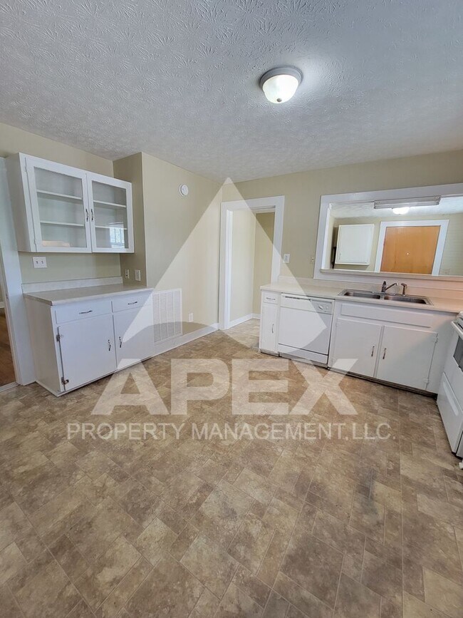 Building Photo - Cute 2 Bd - 1 Ba Single Family Home w/Gara...