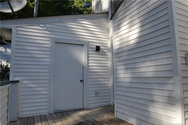 Building Photo - 121 Planetree Ln