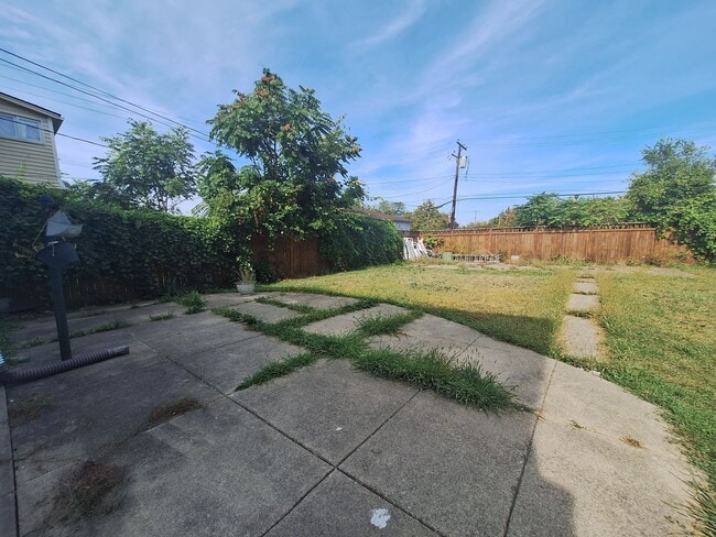 Building Photo - Come see your new home!