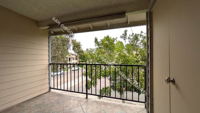 Building Photo - Highly Updated 2-Bedroom Condo in Prime Mi...