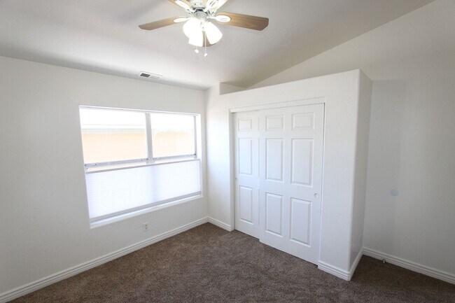Building Photo - 1497 E Ivy Ln