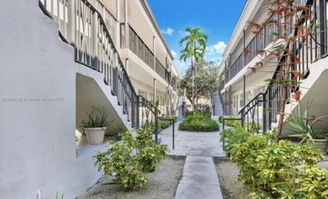 Building Photo - 966 Biarritz Dr