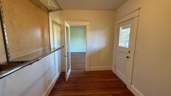 Building Photo - 3 bed 1 bath 1902 historic PDX original SE...