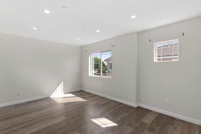 Building Photo - 3 Bedroom & 2.5 Bathroom Townhome with 2 Car Garage & Laundry