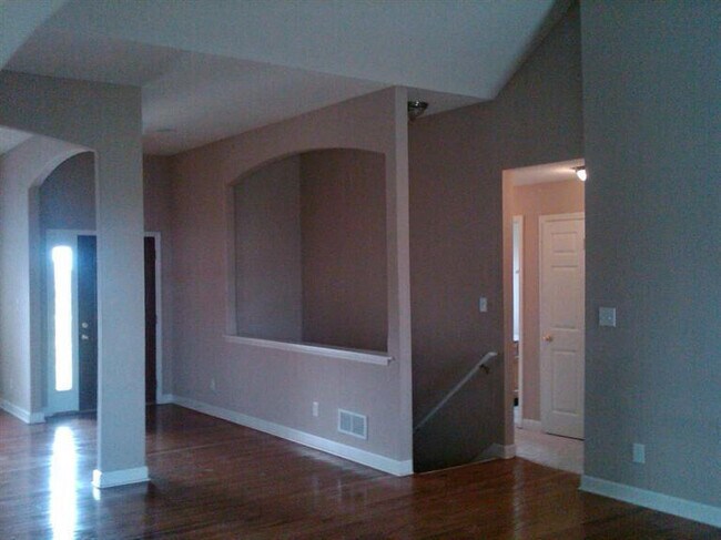 Building Photo - 2060 Rose Bay Rd