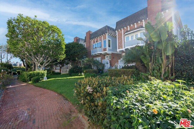 Building Photo - 20 Ketch St