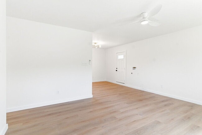 Building Photo - 159 Hazel Dr