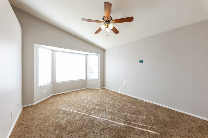 Building Photo - 8019 W Alex Ave