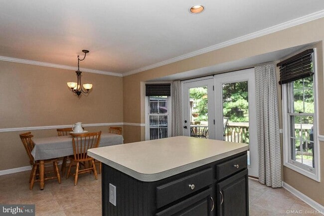 Building Photo - 6627 Commodore Ct