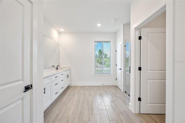 Building Photo - 24419 SW Kingsway Cir