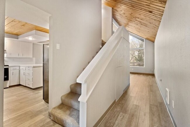 Building Photo - Beautiful Rustic-Style 1-bedroom Apartment...