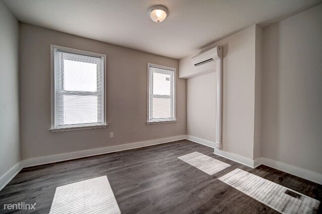 Building Photo - 1 br, 1 bath Townhome - 655 E Wishart St
