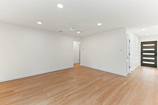 Building Photo - 2914 Loyola Ln