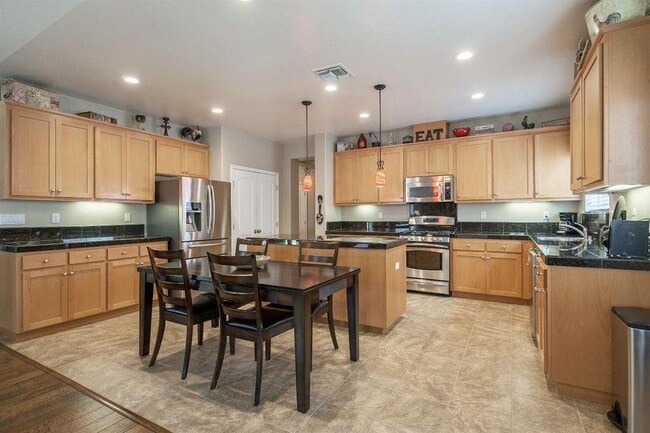 Building Photo - 2313 N Silvervale St