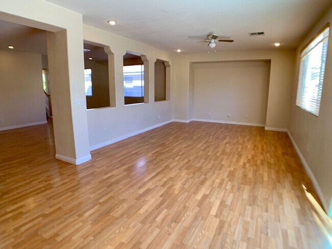 Building Photo - 9679 Ridgebluff Ave