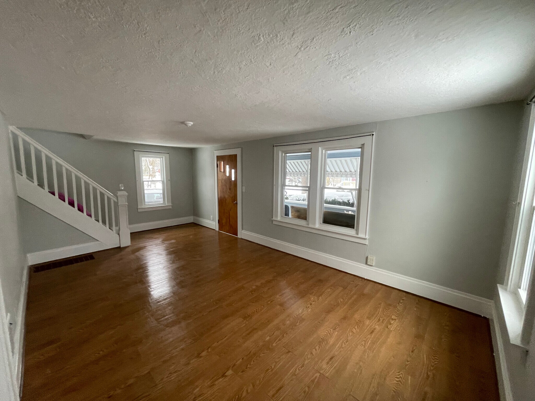 Building Photo - 104 Lynhurst Ave