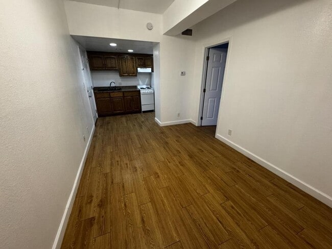 Building Photo - 103 E Central Ave