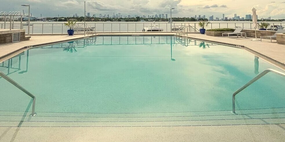 Heated Pool and hotub - 800 West Ave