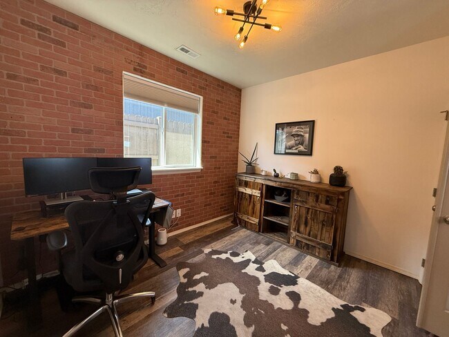 Building Photo - CHECK OUT THIS BEAUTIFUL HOME IN MAPLE MEADOWS!!