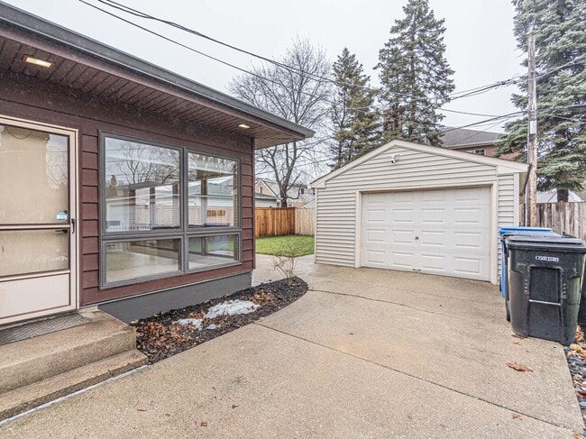 Building Photo - 7107 N Melvina Ave
