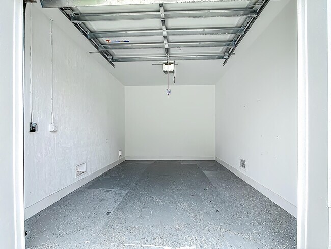 Building Photo - 260 West Dr