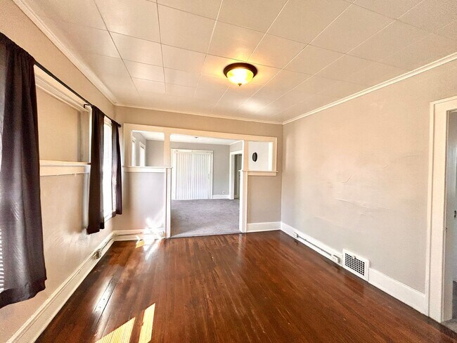Building Photo - 39 Iona Ave