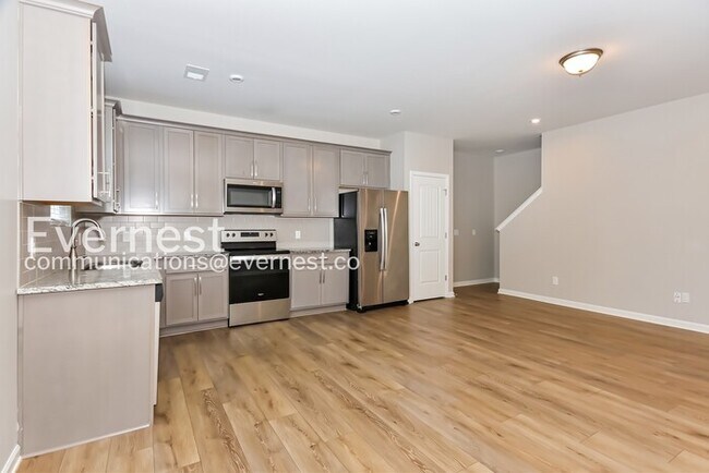 Building Photo - Limited Time Special Offer / 3 Bed/3 Bath Town Home with Garage / Pet-Friendly / Vouchers Accepte...