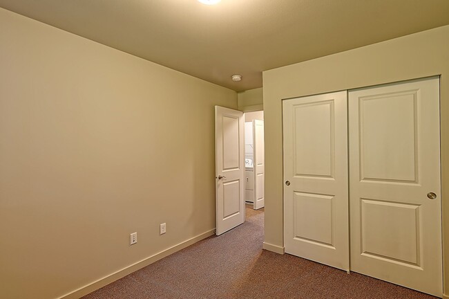 Building Photo - Spacious 4 Bedroom Townhome - Move In Spec...
