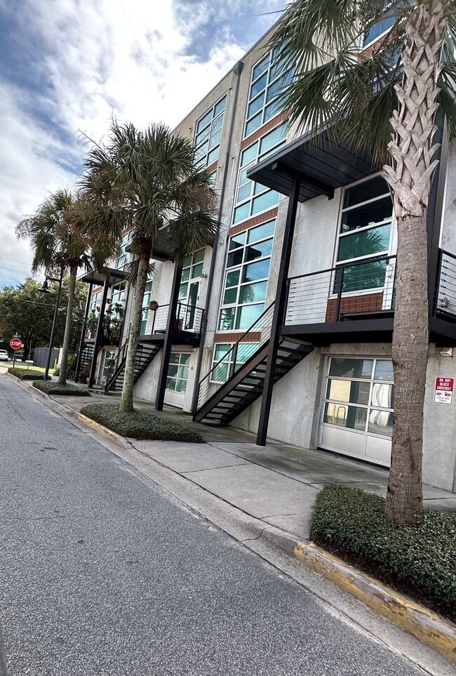 Building Photo - 2 BED | 2.5 BATH | URBAN CONDO | DOWNTOWN ...