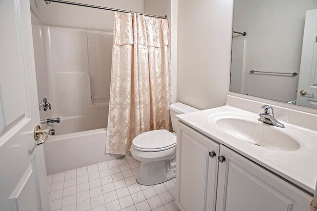 Building Photo - Beautiful 3 bedroom, 3 bath home in over 5...
