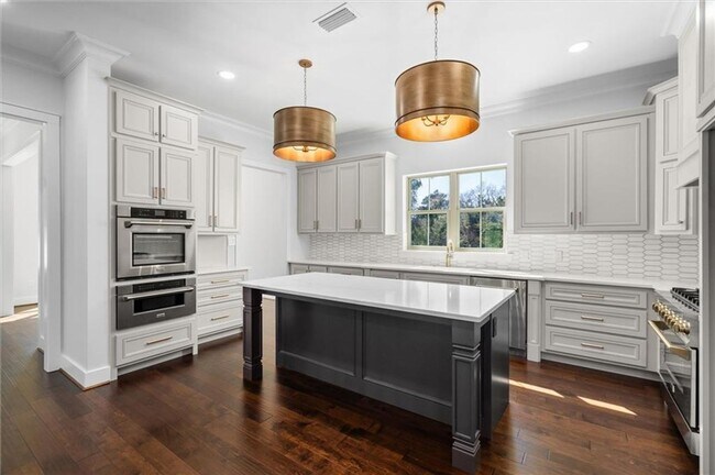 Building Photo - 5488 Hilltop Dr N