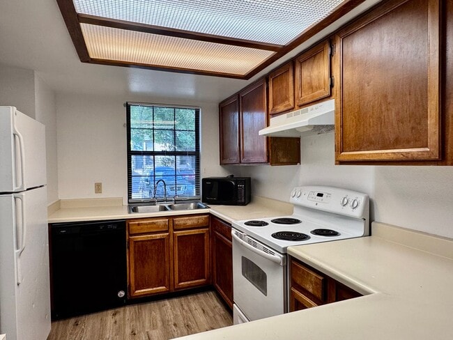 Building Photo - Well Maintained 2 BR/1BA Townhome Convenie...