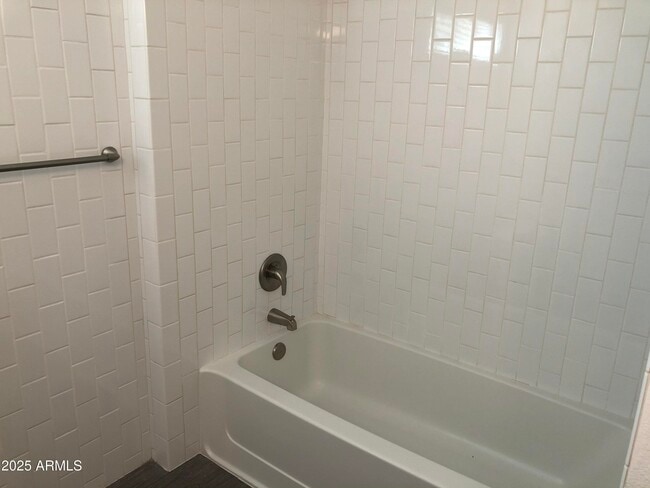 Building Photo - 622 N 9th Ave