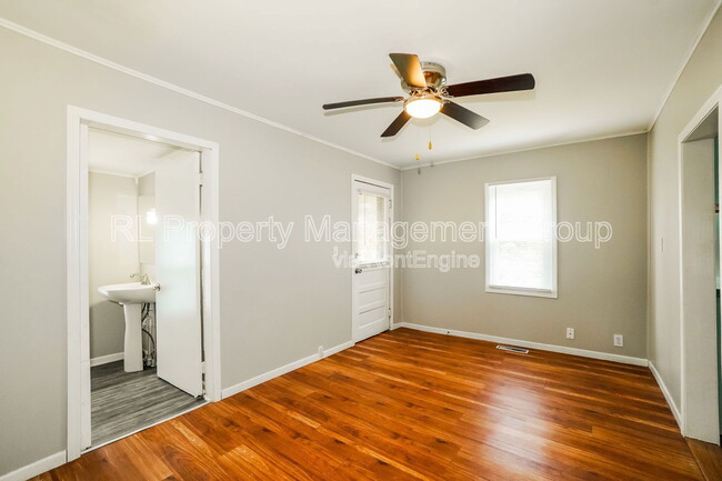 Building Photo - 848 E Chestnut St