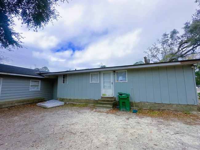 Building Photo - 824 E Jane St