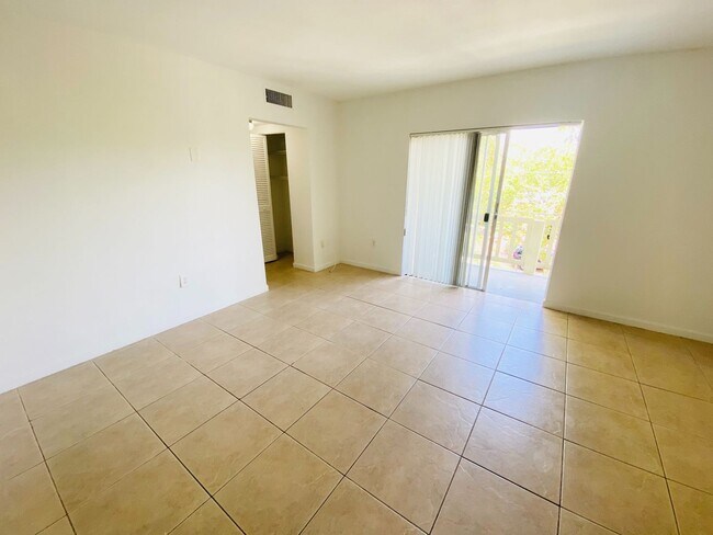 Building Photo - Marbella 305