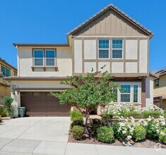 Building Photo - Stunning 5 bedroom, 4 bathroom house locat...